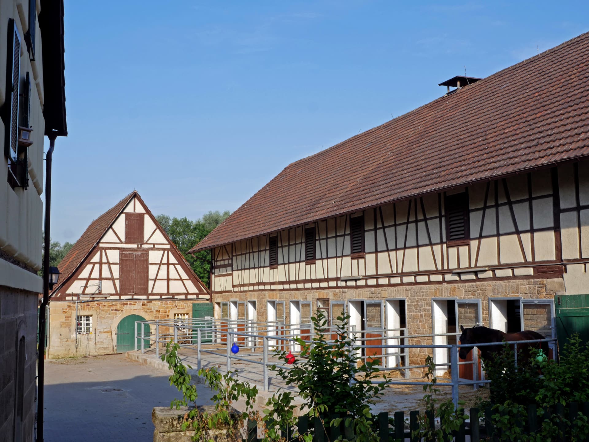 Fachwerkbau der Ställe I + II mit Paddockboxen und Paddock