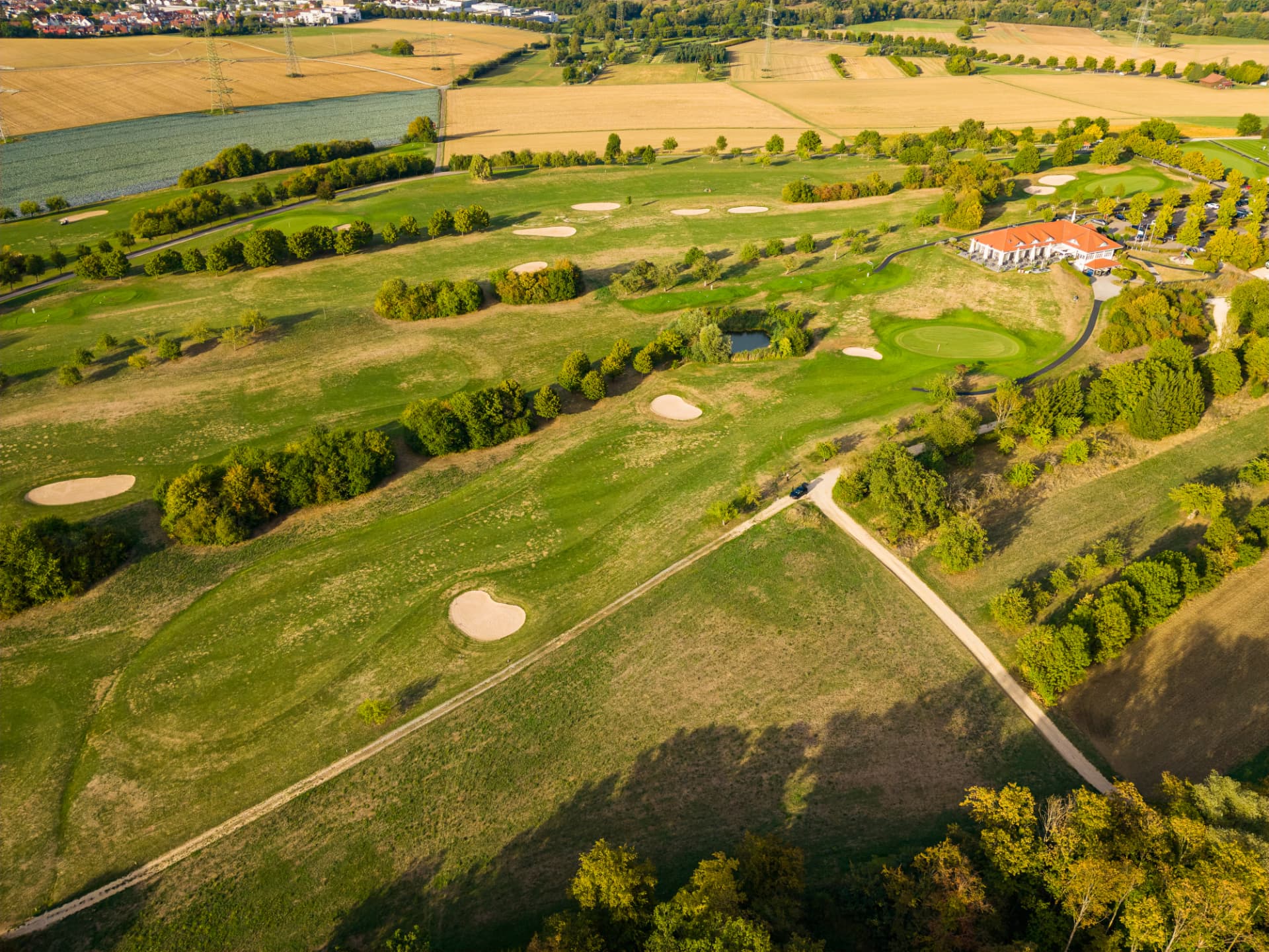 Luftbild des Golfplatzes mit Sandbunkern und Clubhaus