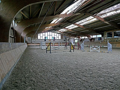 Reithalle mit Terratex-Reitboden und Springhindernissen